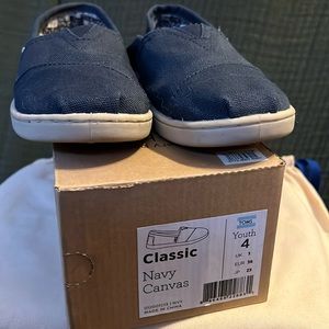 Rubber bottom navy canvas Toms youth size 4